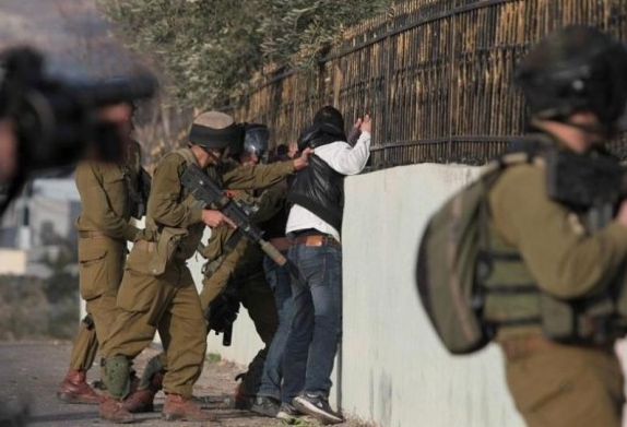 الاحتلال يعتقل أكثر من 30 مواطنًا في الضفة والقدس - أسماء