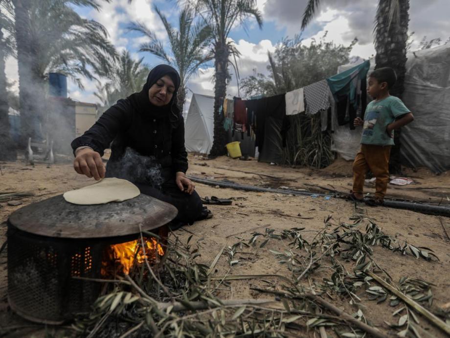 بعد شهر من وقف الحرب ..  الغزيون يوقدون النَّار بالبلاستيك والنَّايلون