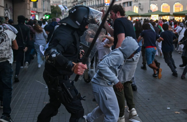 اعتقال 8 وإصابة 20 شرطياً خلال مسيرة داعمة للفلسطينيين بإسبانيا