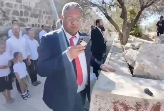 بن غفير يقتحم المسجد الأقصى 