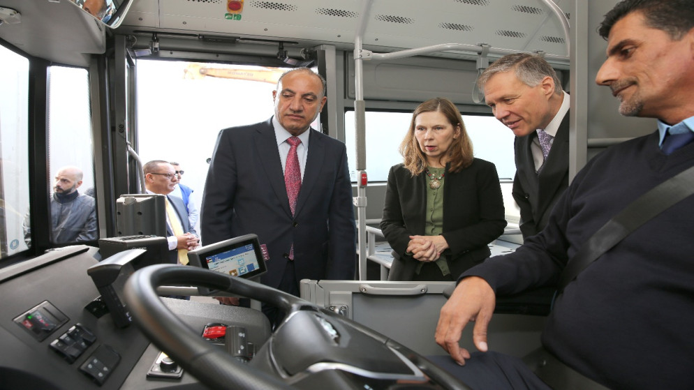 الشواربة يتفقد التشغيل التجريبي لمسار الحافلات الكهربائية