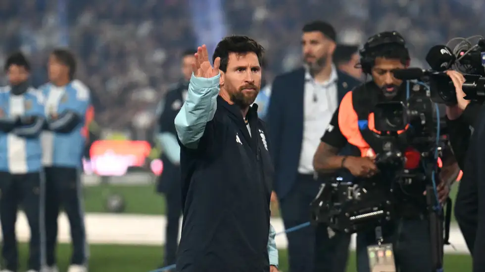 "لن أترك المنتخب" ..  ميسي يكسر صمته أمام العالم في ليلة اعتزاله