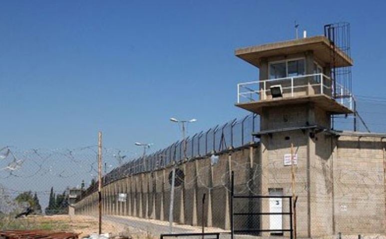 الاحتلال يُصدر ويجدد أوامر الاعتقال الإداري بحق 60 معتقلا بينهم صحفيان