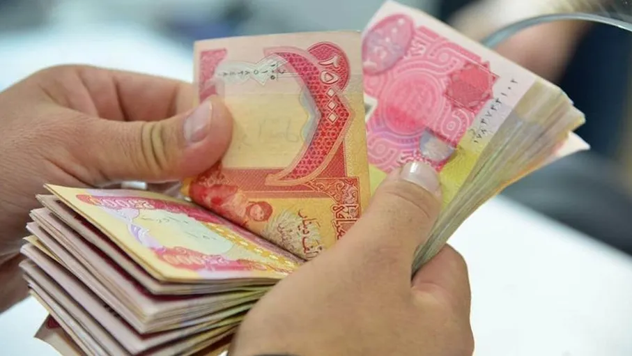 العراق يخفض سعر صرف الدينار نحو 15% بعد أشهر من الضغوط المالية  