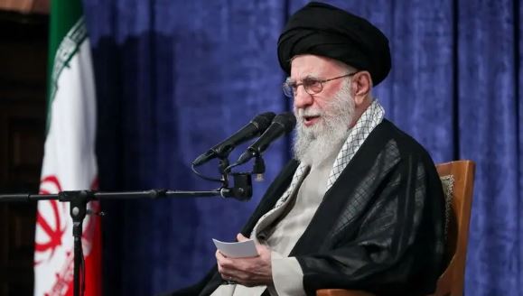 خامنئي لبزشكيان: حسنوا معيشة الناس وواجهوا "اللاحرب واللاسلم"