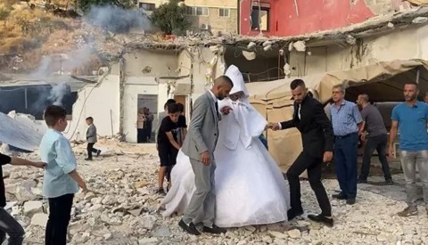 من زفّة الياسمين إلى فستان يخبّئ غبار الحرب… حكاية عروس من غزة