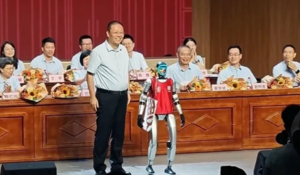 تعذّر حضوره  ..  فأرسل روبوتاً يتسلّم شهادة التخرج!