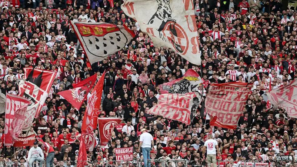 مأساة في المدرجات ..  وفاة مشجع إثر أزمة قلبية