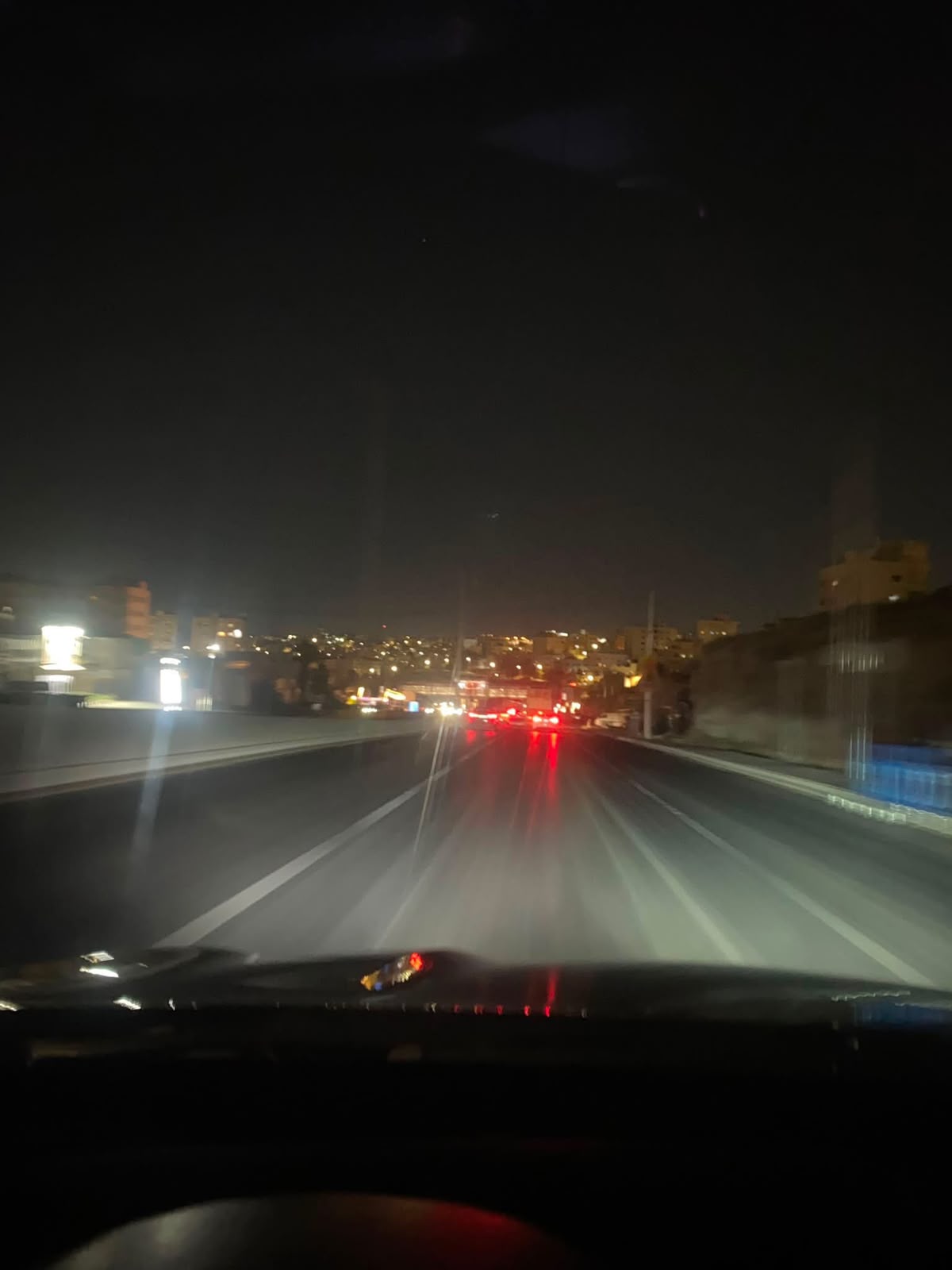 ظلام متكرر في طبربور ..  سكان عين غزال يطالبون بحل لإنارة الشارع الرئيسي