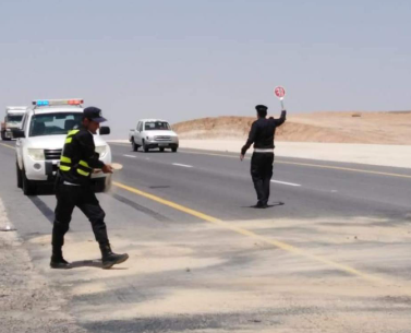 سحب غير آمن يتسبب بانقلاب حافلة ركاب في القويرة
