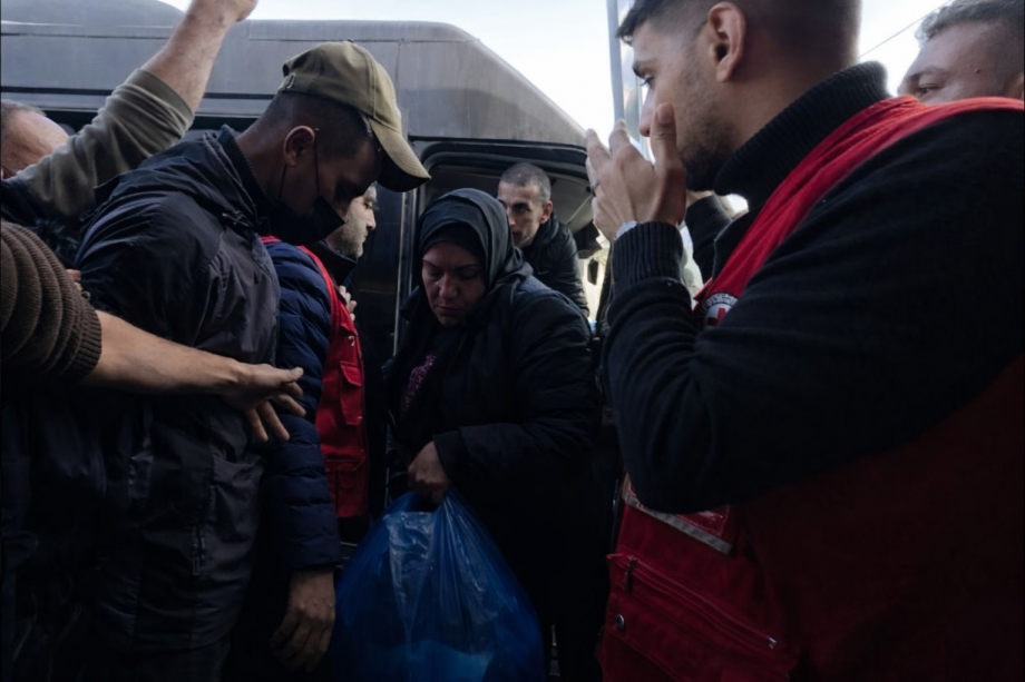 بالأسماء ..  الاحتلال يُفرج عن 13 أسيرًا بينهم سيدة من قطاع غزَّة