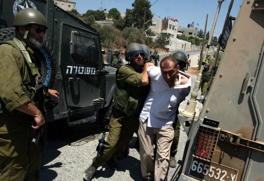 الاحتلال يعتقل 12 فلسطينيًا خلال حملة اقتحامات واسعة في الضفة 