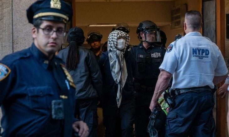 "الحرية لمحمود": طلاب كولومبيا يحتجون في حفل التخرج دعمًا لفلسطين