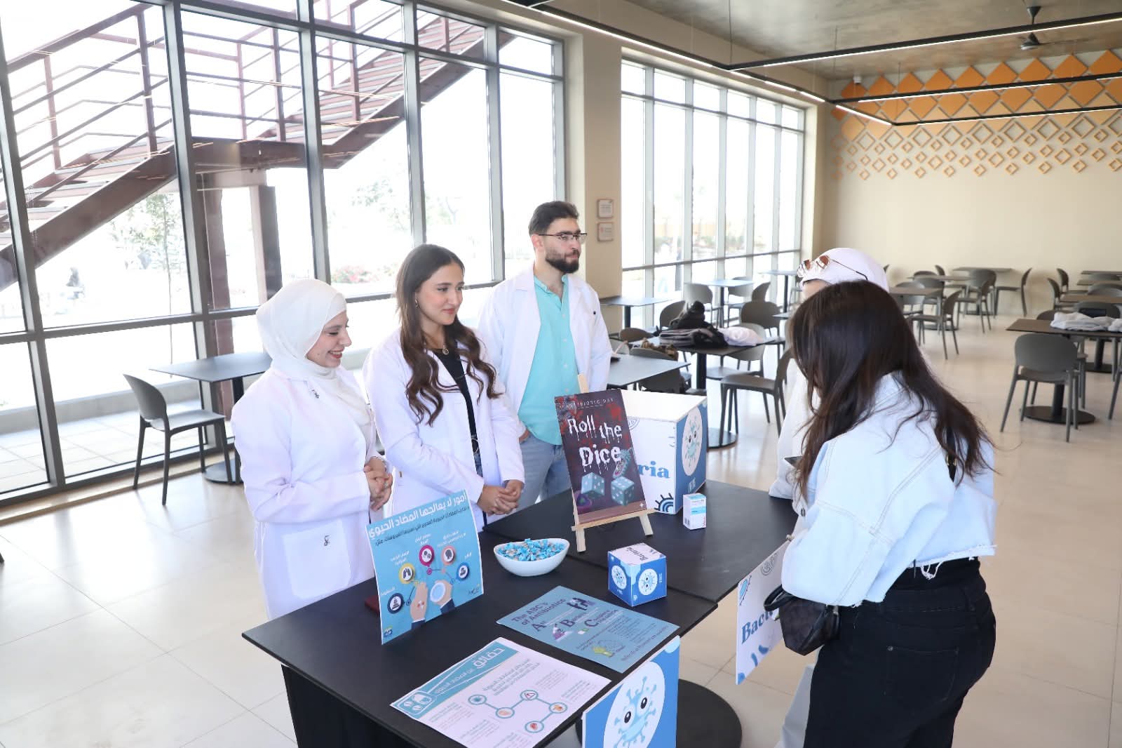 كلية الصيدلة في جامعة الشرق الأوسط تنظم فعالية توعوية بمناسبة الأسبوع العالمي للمضادات الحيوية