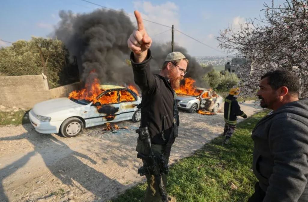 مستوطنون يهاجمون منازل الفلسطينيين في بيتا جنوب نابلس