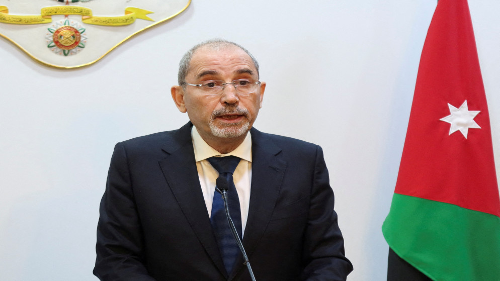 وزير الخارجية ونظيره العُماني يؤكدان خطورة استمرار التصعيد في المنطقة