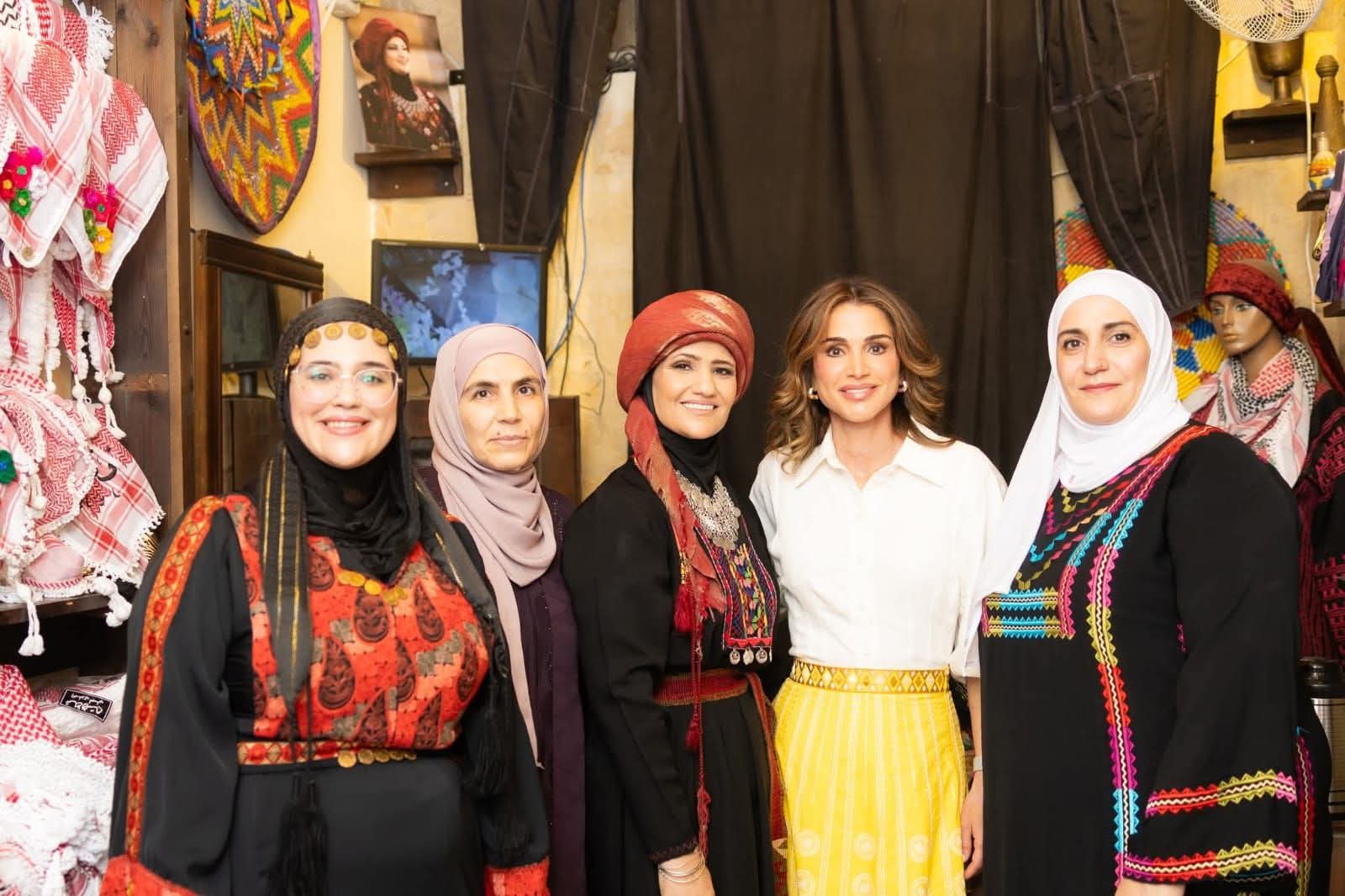 الملكة رانيا العبدالله تزور السلط وتتجول في ساحة العين