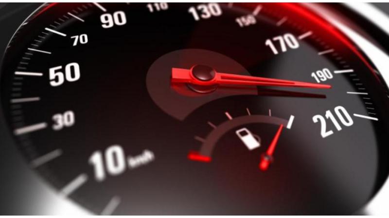 ضبط مركبة تسير بسرعة 214 ك/س على طرق خارجية 