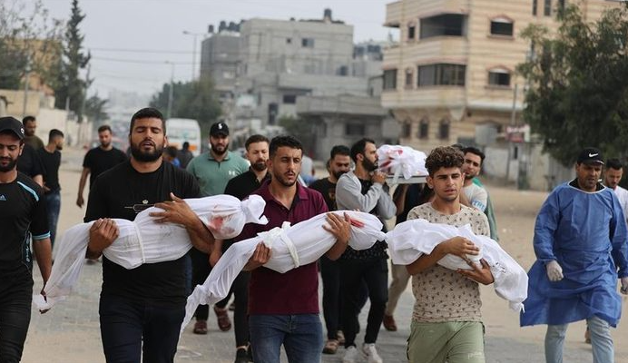 ثلاثة شهداء بقصف الاحتلال خيمة نازحين بمواصي خان 