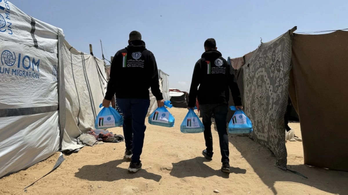 الحملة الأردنية والهيئة الهاشمية توزعان وجبات ساخنة في مواصي خان يونس