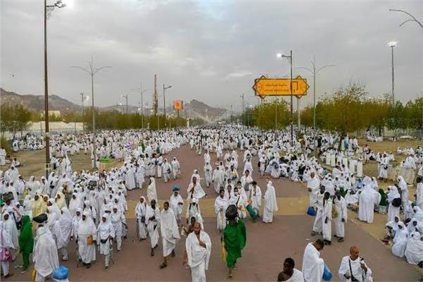 السعودية: غرامة 100 ألف ريال ومصادرة المركبة لمن ينقل حاملي تأشيرات الزيارة إلى المشاعر المقدسة