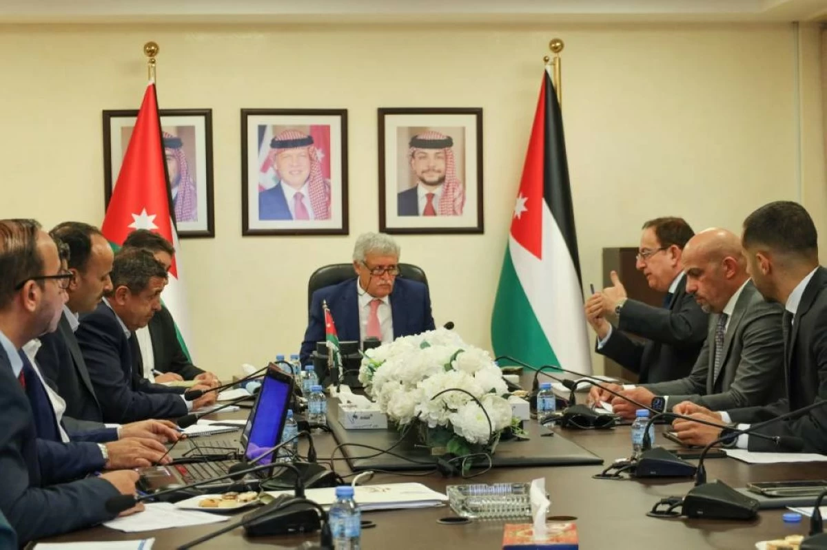 وزير النقل يوجه بتسريع ترخيص وتشغيل مطار عمان المدني