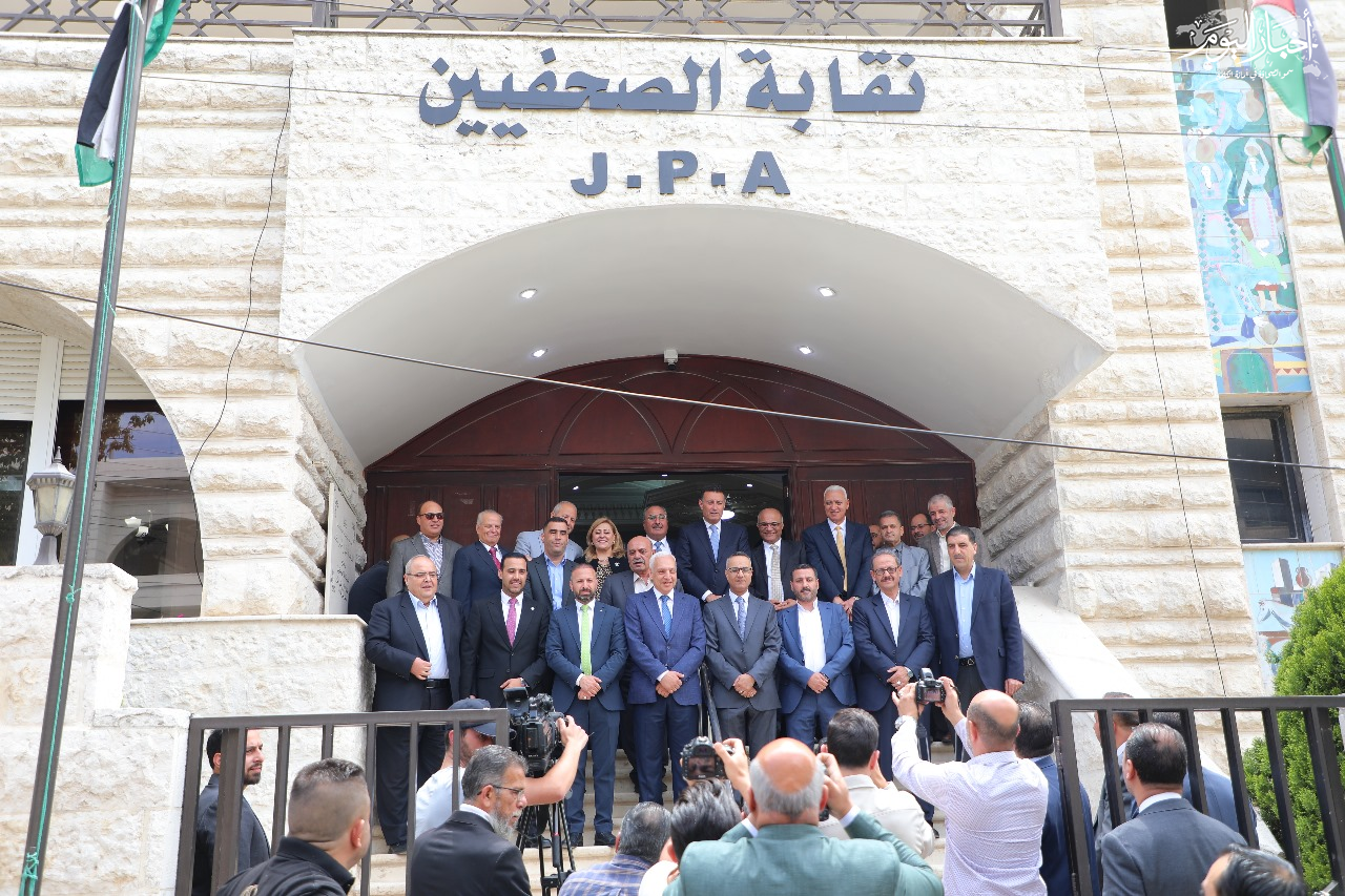 نقيب الصحفيين وأعضاء مجلس النقابة يتلقون التهاني بفوزهم في الانتخابات - صور 