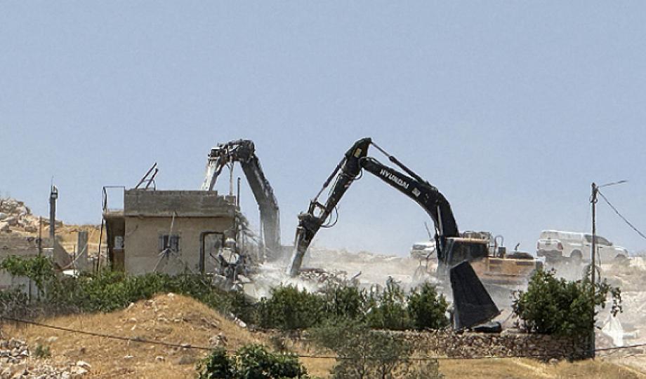 الاحتلال يهدم بركسين ومستوطنوه يهاجمون تجمعاً بدويا بالقدس 