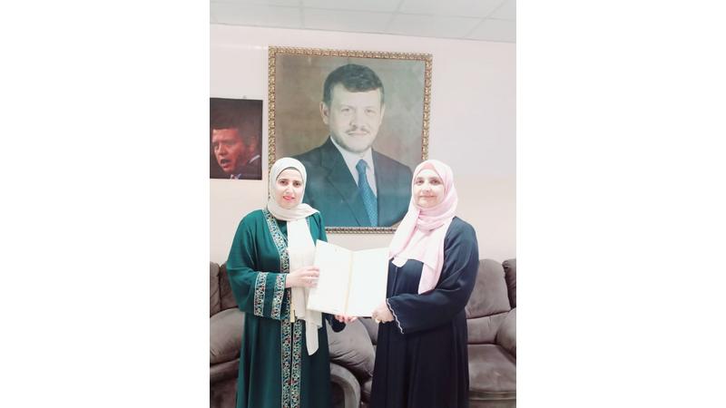 المومني تكرم مديرة مدرسة ريحانة بنت زيد الدكتورة فريال الشخوت