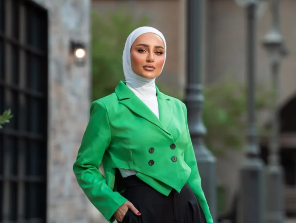 10 إطلالات لمدونات الموضة المحجبات تختصر موضة صيف 2025