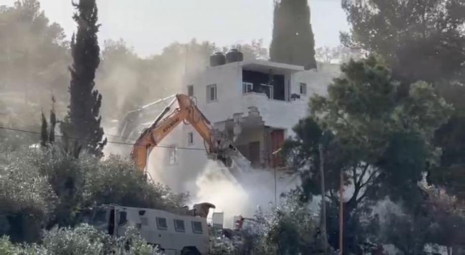 الاحتلال يحوّل منزل عائلة الجعافرة إلى ركام غرب الخليل  