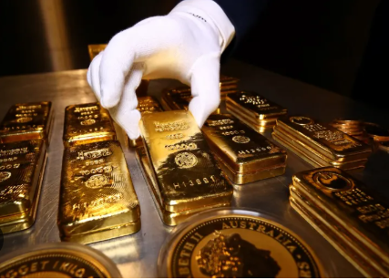 الذهب يخترق حاجز الـ3800 دولار ويتجه لأفضل أداء شهري منذ 14 عاماً