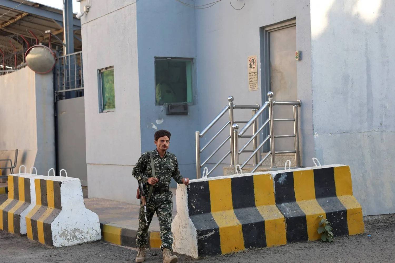 الحكومة اليمنية تدين نهب الحوثيين للمكاتب الأممية بصنعاء