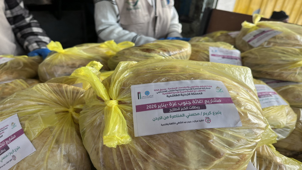 "الخيرية الهاشمية" ولجنة المناصرة تواصلان توزيع الخبز داخل قطاع غزة