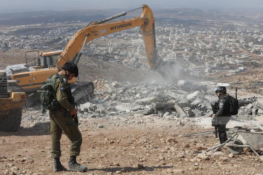 الاحتلال يهدم 18 محلا تجاريا وشقتين و4 منازل في الضفة والقدس