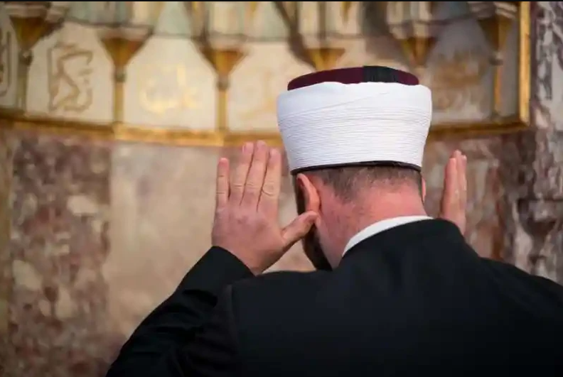 مدعوون للمقابلة لوظيفة مؤذن وخادم مسجد - أسماء 