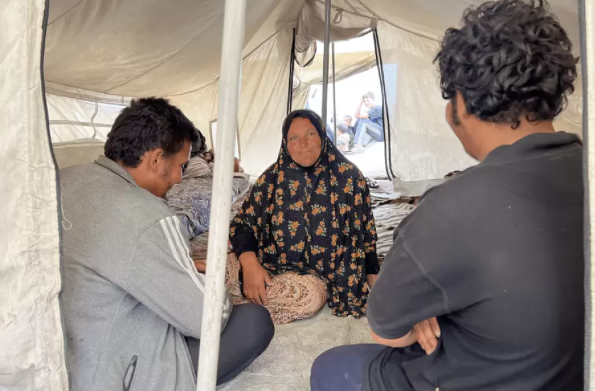 أم محمَّد محرَّم ..  أمّ لثلاثة أجساد مشلولة في خيمة لا تليق بالحياة 