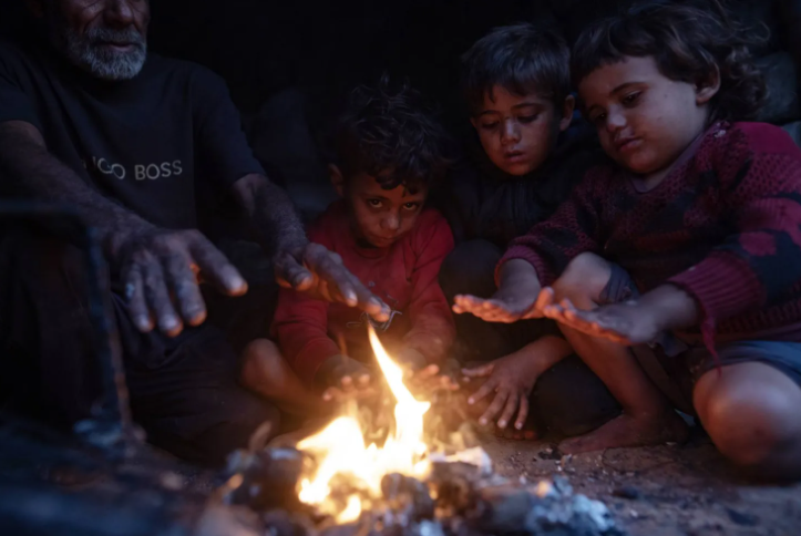 غزة: نازحون يبيتون في العراء وسط البرد القارس بعد غرق خيامهم