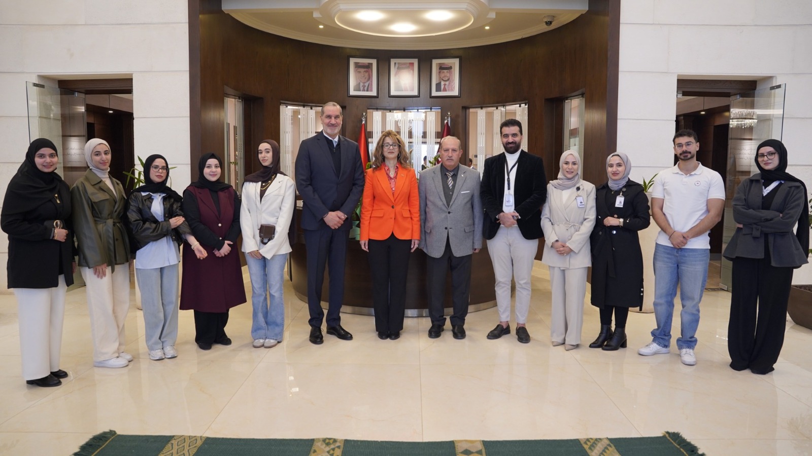 تكريم طلبة من "الشرق الأوسط" لنجاحهم في إعادة تصور تصميم الطابق السابع من فندق "توليدو" 