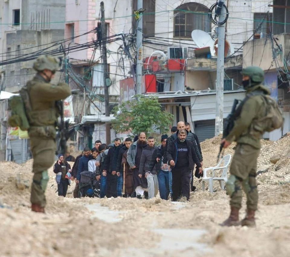 الاحتلال يحتجز عددا من الفلسطينيين على مدخل اللبن الشرقية
