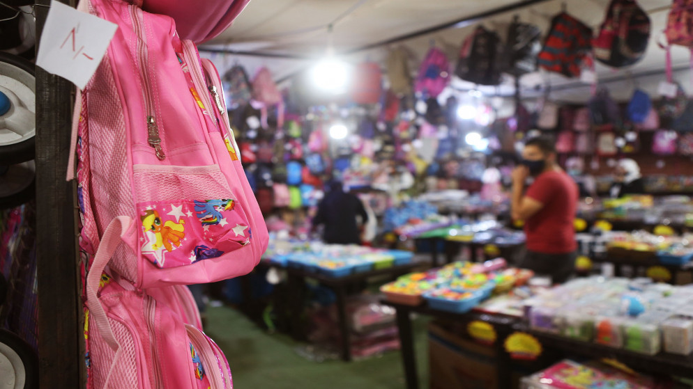 "الألبسة والأقمشة": تراجع في تكلفة الزي المدرسي مقارنة بالعام الماضي