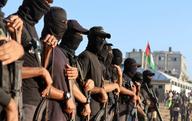 كيف تعمل الشرطة في غزة بعد تدمير مقرّاتها؟