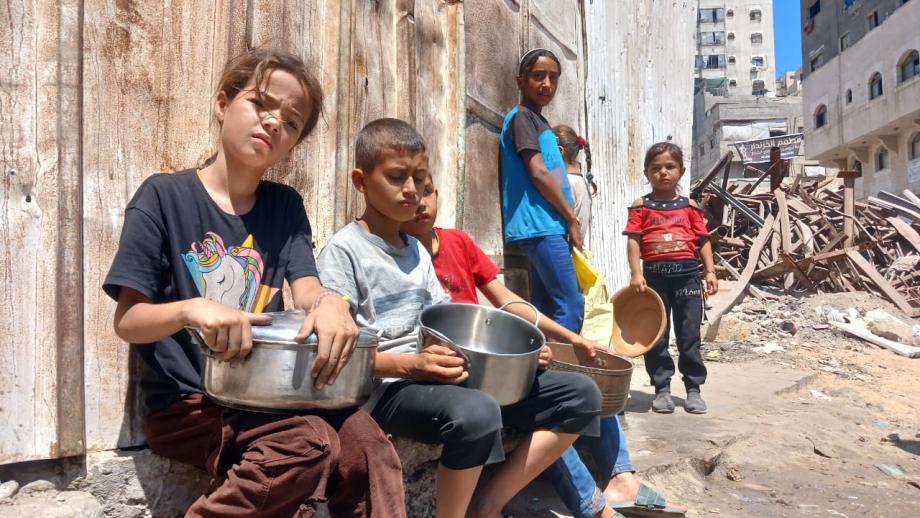 في طوابير الجوع ..  التكايا تغلق أبوابها وأطفال غزة بلا طعام