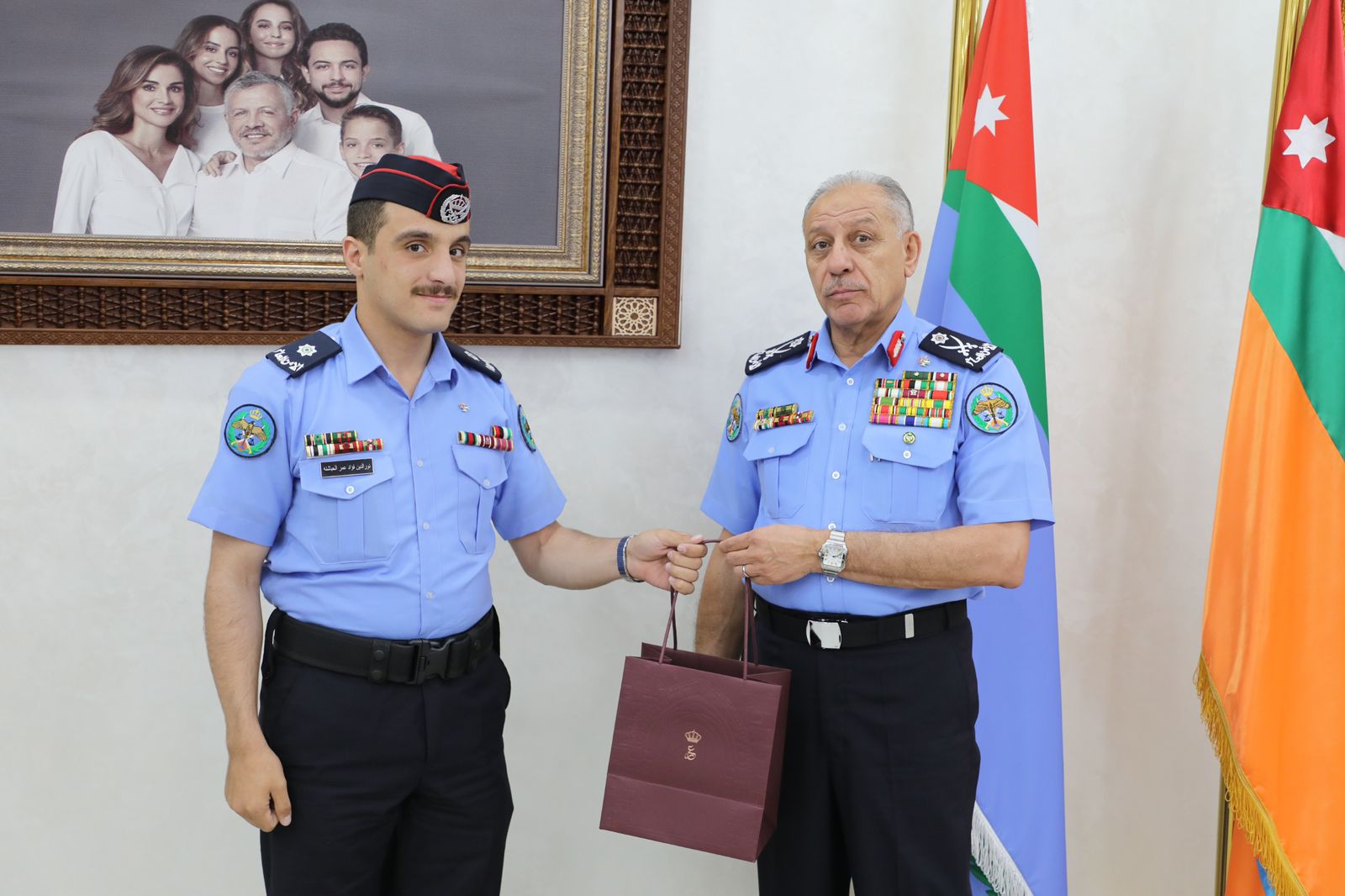 المعايطة يسلّم الملازم الحباشنة هدية ملكية تقديراً لإنجازه الدولي
