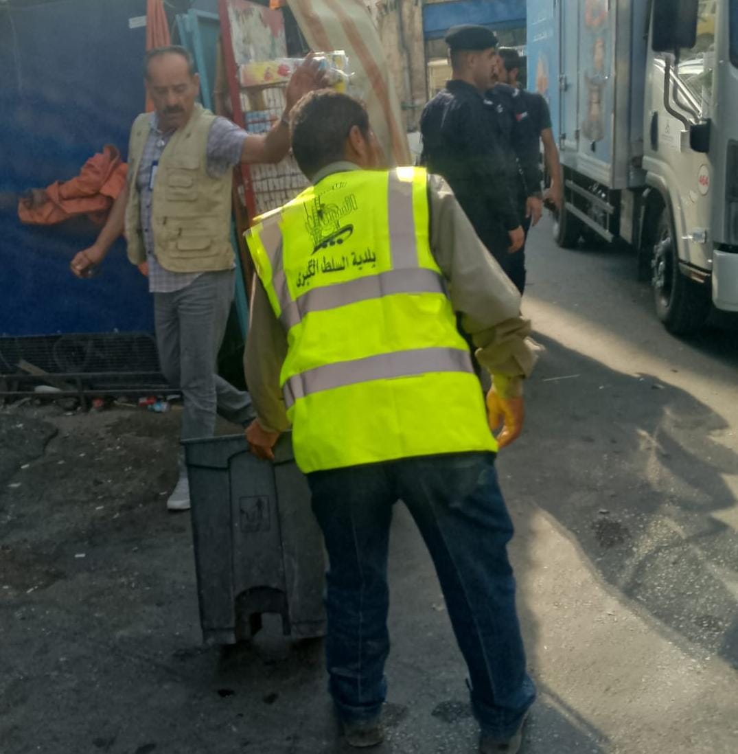 بلدية السلط الكبرى تطلق حملة لإزالة العوائق والمخالفات عن الشوارع