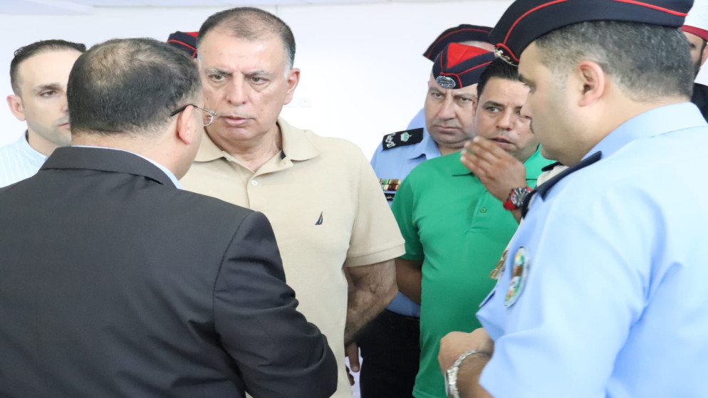وزير الداخلية يطلع على واقع الخدمات المقدمة في مركز حدود المدورة