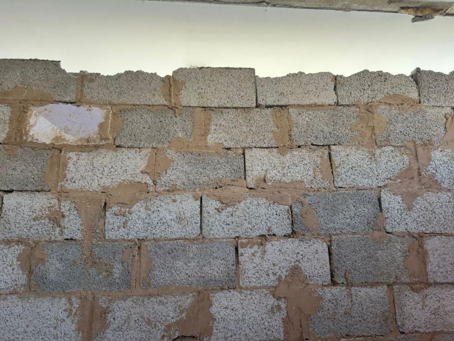 الغزيون يلجؤون للطين الأحمر بديلاً عن الأسمنت لمواجهة الشتاء 