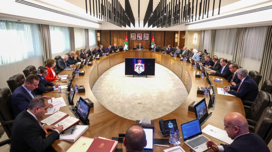 الحكومة توقف قرار إنهاء خدمات الموظفين ممن بلغت خدماتهم 30 سنة فأكثر