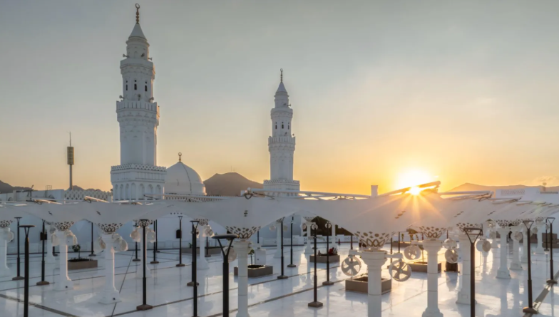 خادم الحرمين يوجّه بفتح "مسجد القبلتين" في المدينة المنورة على مدار الساعة