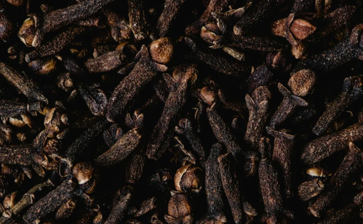 فاعلية مذهلة للقرنفل في تخفيف مشكلات البروستاتا